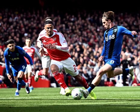 Arsenal and Inter Milan players competing for the ball during a match.